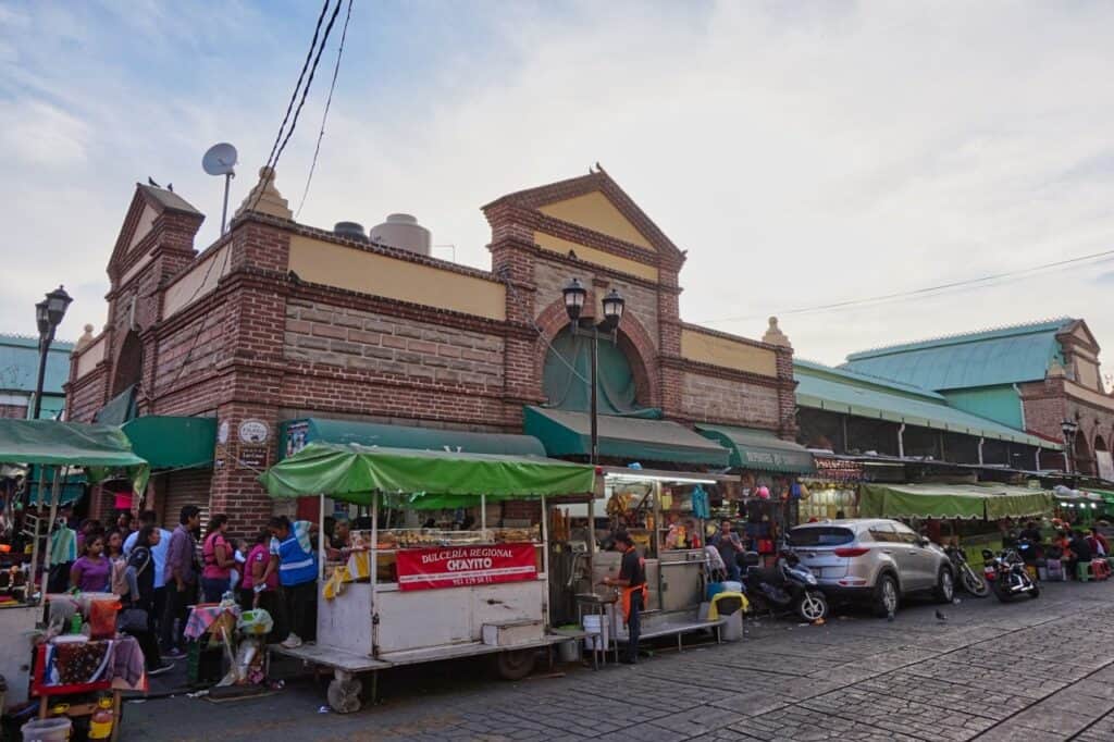 Eine mobile Dulceria steht vor dem Eingang des Marktes in Oaxaca Stadt