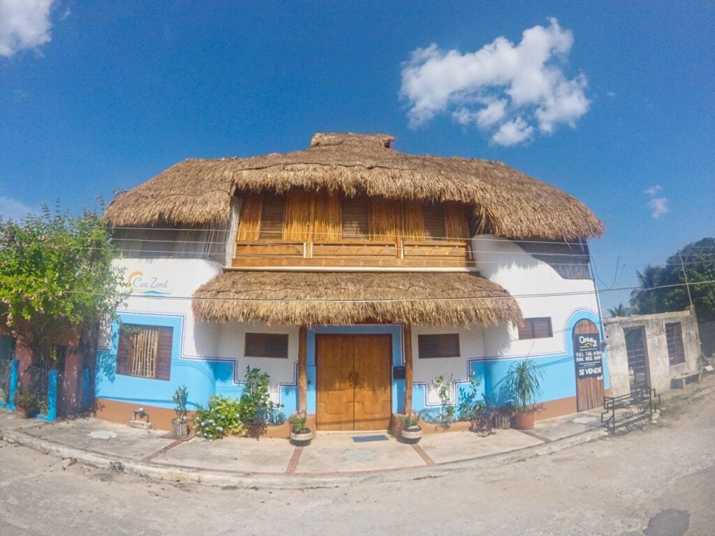 Ein Haus mit Strohdach in Bacalar in Mexiko