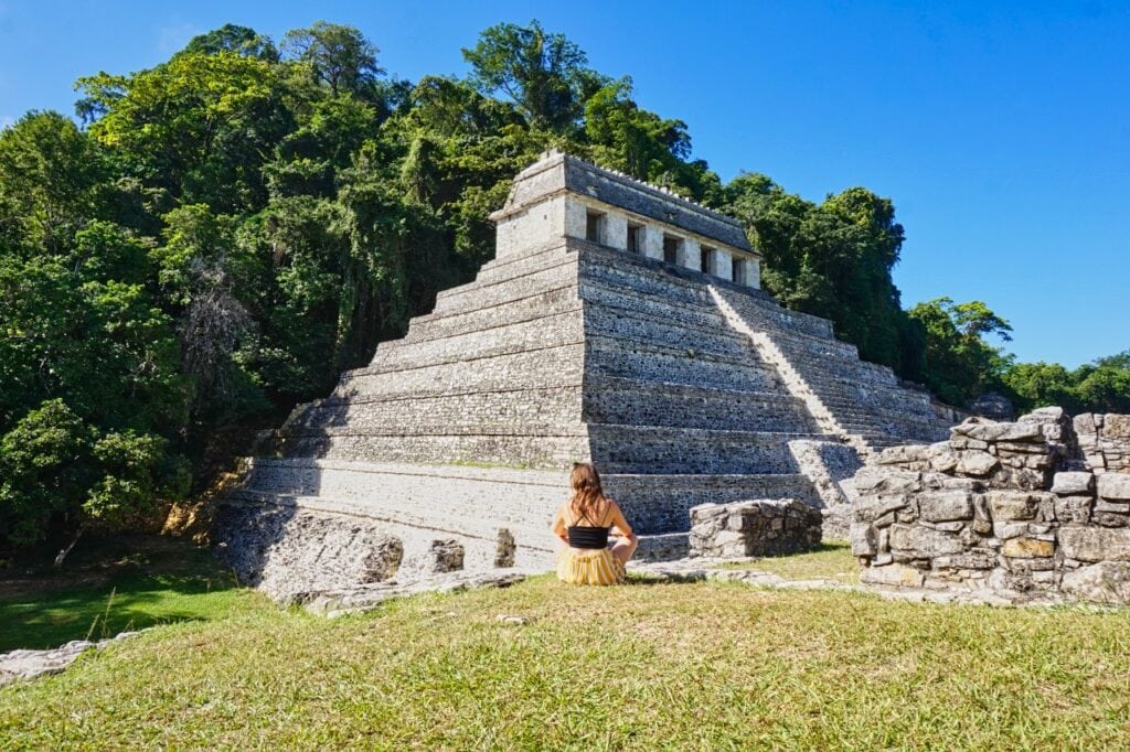 Marie sitzt in Chiapas vor den Ruinen von Palenque
