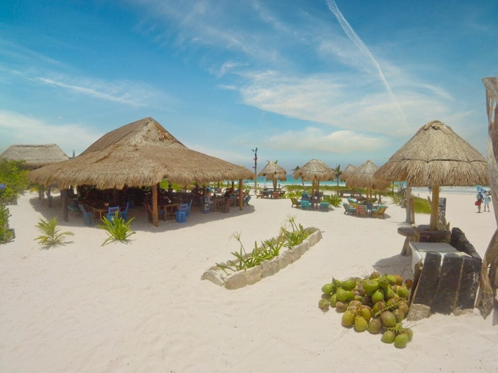 Eine Beach Bar am karibischen Traum Strand in Tulum Mexiko