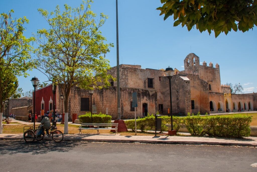 Blick auf das Ex Convento de San Bernardino de Siena in Valladolid in Mexiko mit Straßenszenen davor