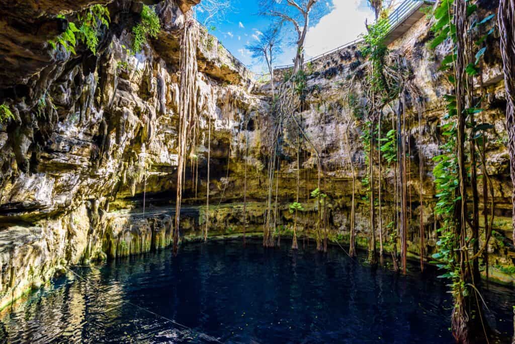 Offener Cenote San Lorenzo Oxman bei Valladolid in Mexiko.