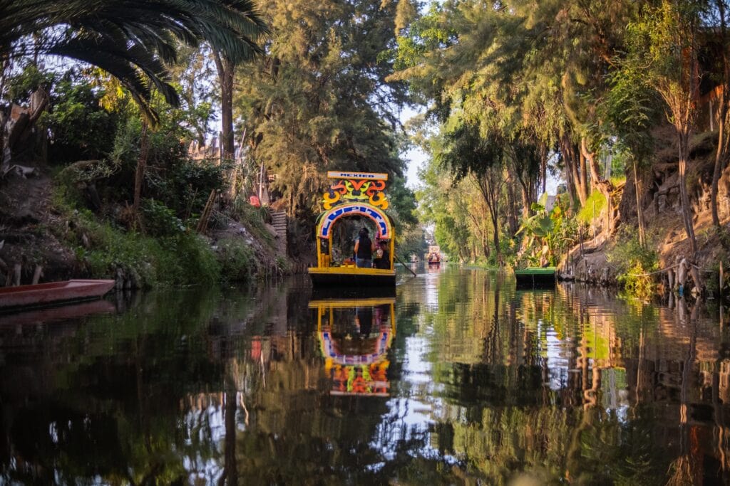 Buntes Boot, eine Trajinera, auf einem Kanal in Xochimilco in Mexico City.