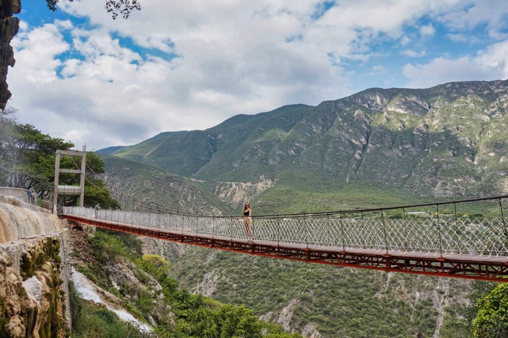 Marie steht auf der Hängebrücke bei den Grutas de Tolantongo.