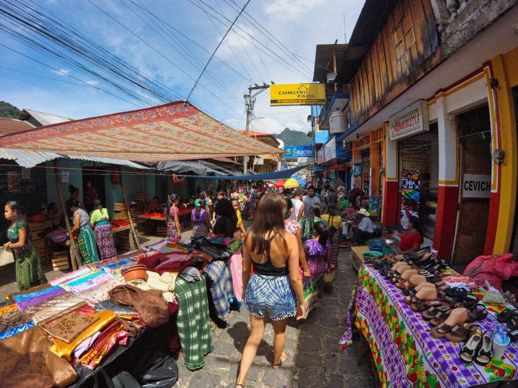 Marie geht über den Markt in San Pedro am Lago de Atitlan in Guatemala.