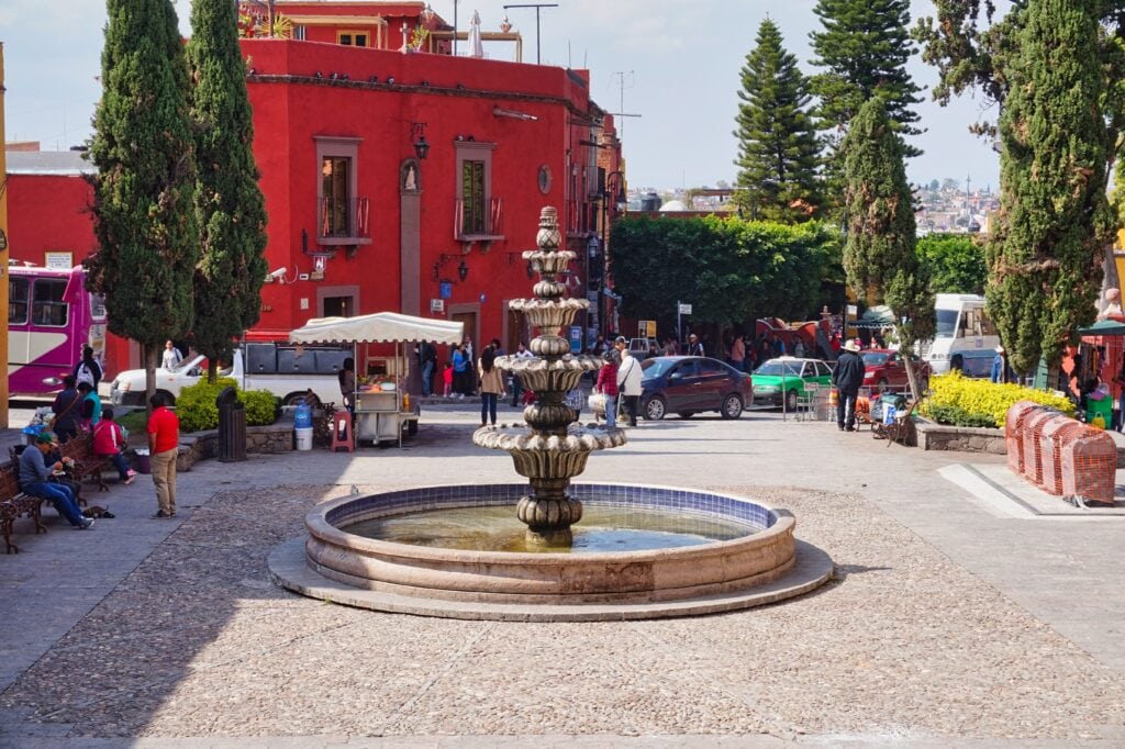 Schöner Platz mit Brunnen im Centro Historisch von San Miguel de Allende.