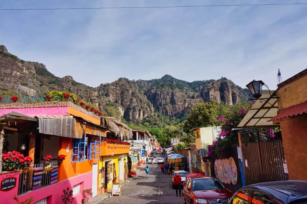 Innenstadt von Tepoztlan mit Blick auf den Berg Tepozteco.