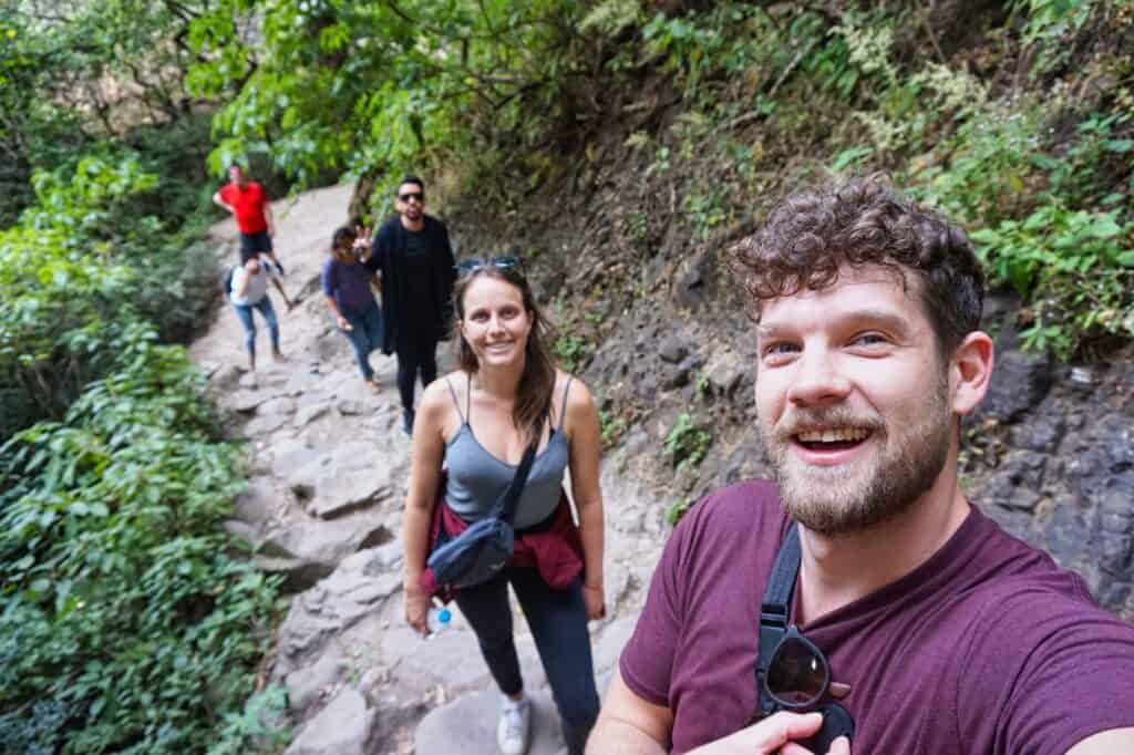 Chris und Marie wandern auf den Tepozteco in Mexiko.