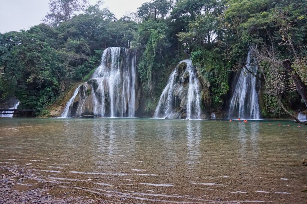 Drei Wasserfälle bei Tamaspopo in der mexikanischen Region Huasteca Potosina.