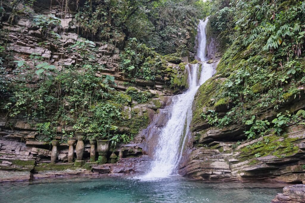 Wasserfall zum Schwimmen im Jardin Escultorico Edward James in Xilitla, Mexiko.