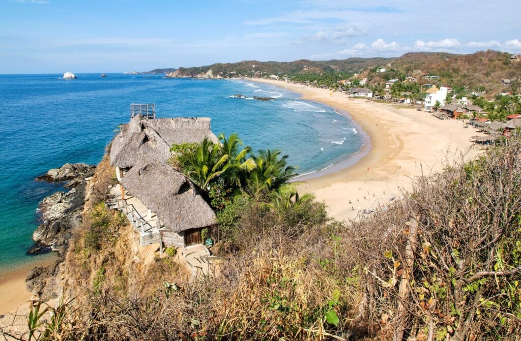 Der Strand von Zipolite an der Pazifikküste in Oaxaca, Mexiko.