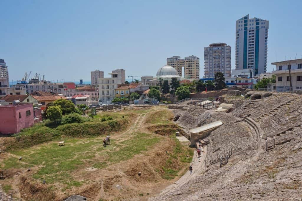Blick von oben auf das Amphitheater in Durrës