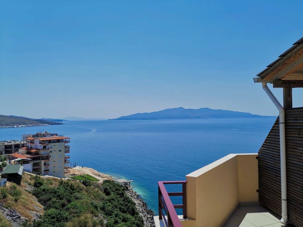 Ausblick vom Balkon der Unterkunft Rezidenca e Kalter in Saranda Albanien