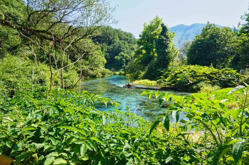 Das Blue Eye in Albania eingerahmt von grüner Natur