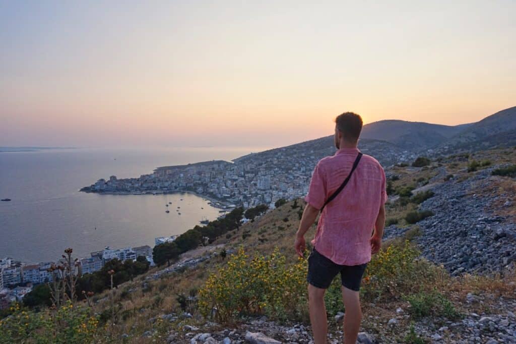 Chris blickt während des Sonnenuntergang von der Kirche der 40 Märtyrer auf die Bucht von Saranda