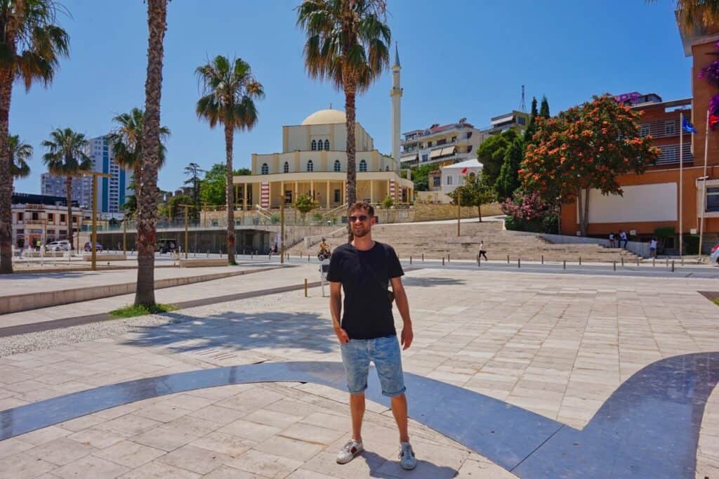 Chris steht vor der Fatih Moschee in Durrës in Albanien