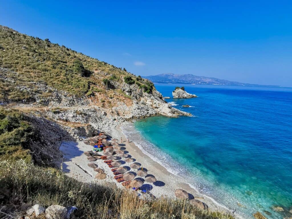 Blick von oben auf den Edon-Bina-Beach in der Nähe von Ksamil in Albanien und das leuchtend blaue Wasser