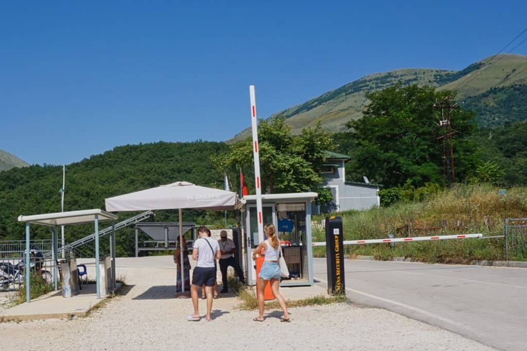 Eine Schranke am Eingang in den Naturpark des Blauen Auges in Albanien