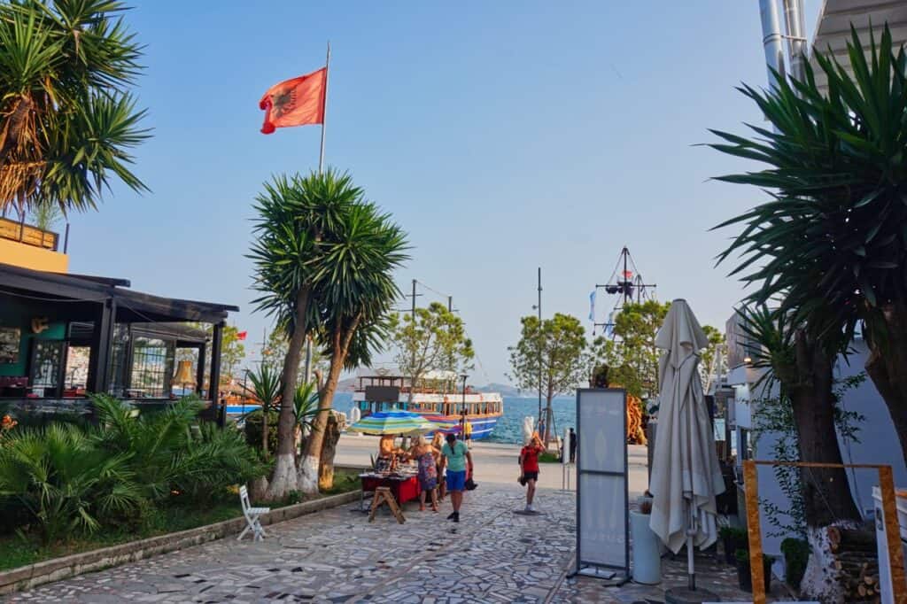 Eine wehende Flagge von Albanien auf dem Weg zur Strandpromenade in Saranda