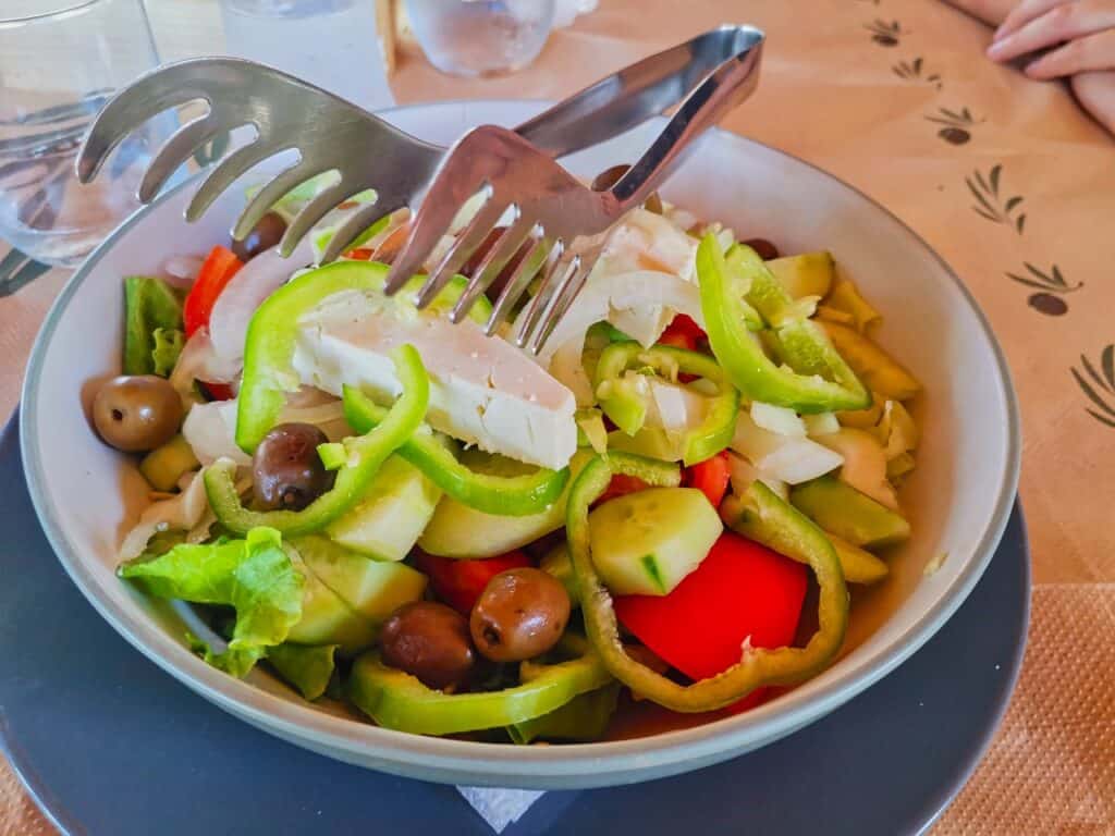Ein griechischer Salat im Restaurant Afrimi in Ksamil Albania