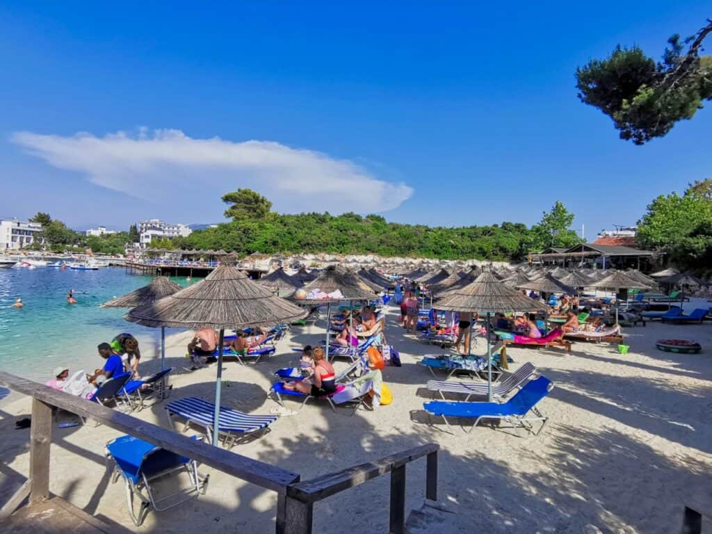 Liegen am Lori Beach in Ksamil