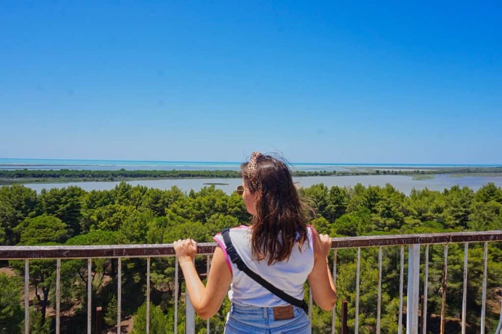 Marie genießt den Ausblick über den Nationalpark Divjaka Karavasta