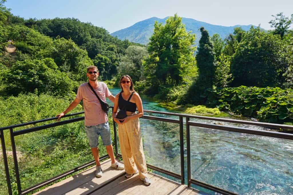 Marie und Chris stehen vor der Karstquelle Syri i Kaltër