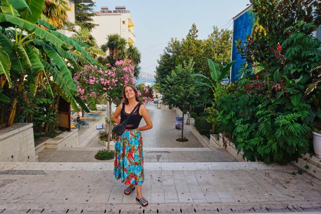 Marie steht vor einer Treppe in Saranda