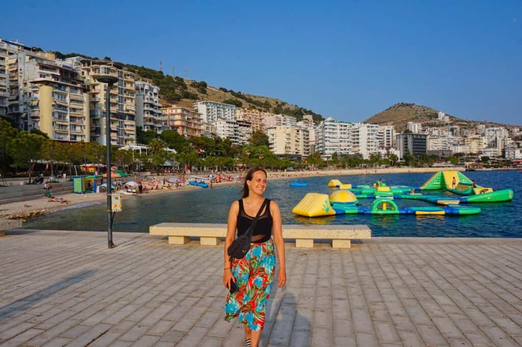 Marie steht auf der Strandpromenade in Saranda