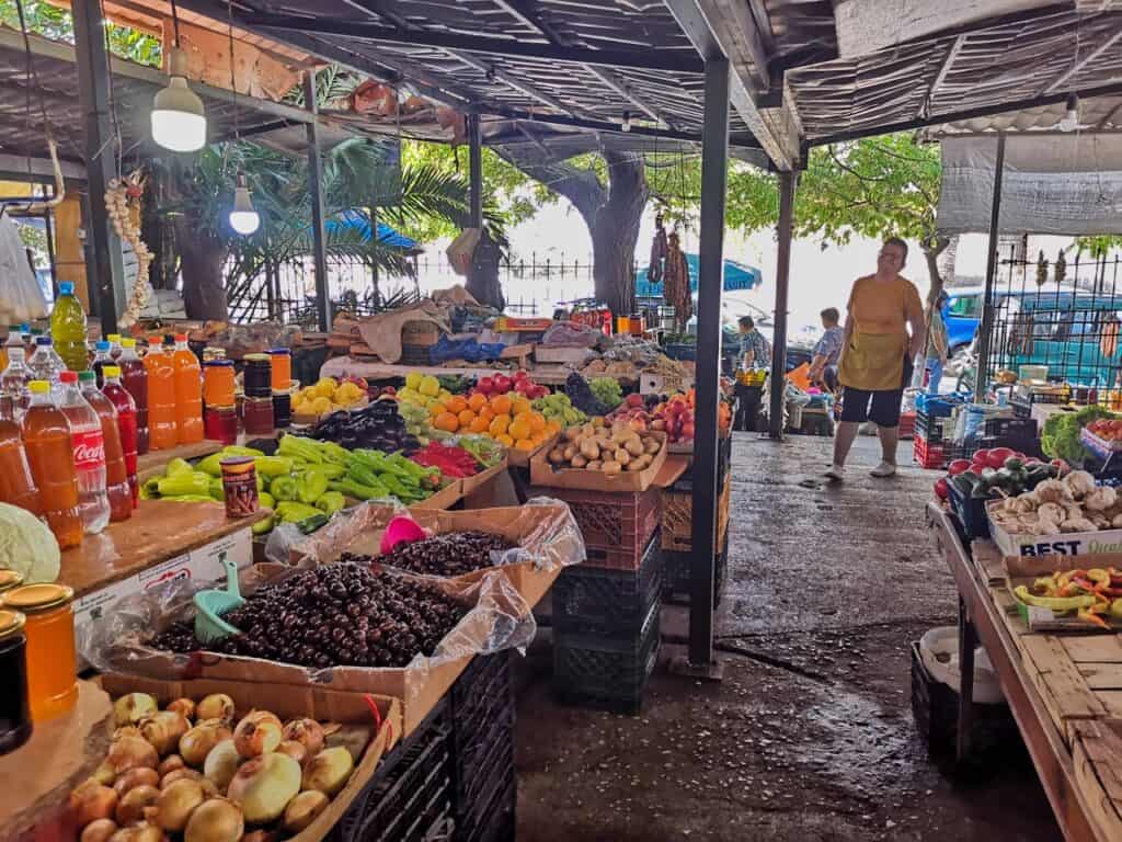 Bunte Früchte und Gemüse auf dem Markt in Saranda