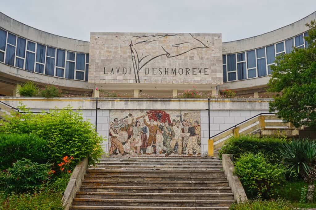 Aufgang zum Museum der Märtyrer in Durres