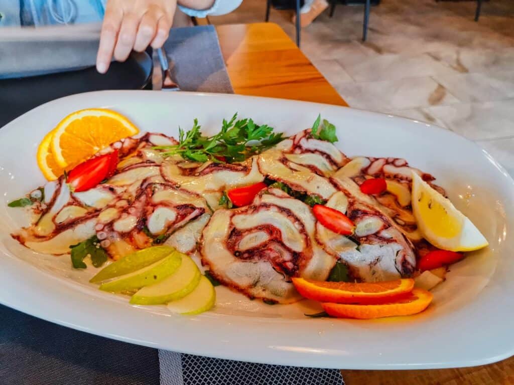 Oktopus Carpaccio im Meison Bistro in Durres