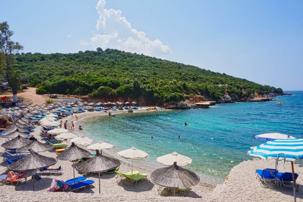 Der Plaza Augusto mit Steinstrand liegt am Rand von Ksamil und ist unser Geheimtipp