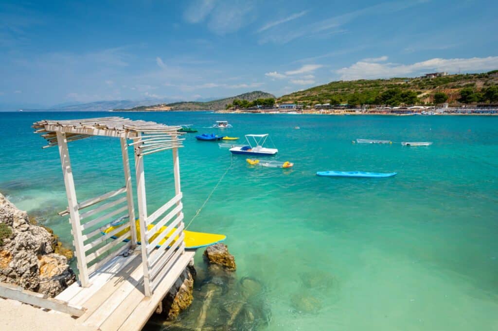 Boote liegen vor dem Plazhi Ksamil 7 in Albanien