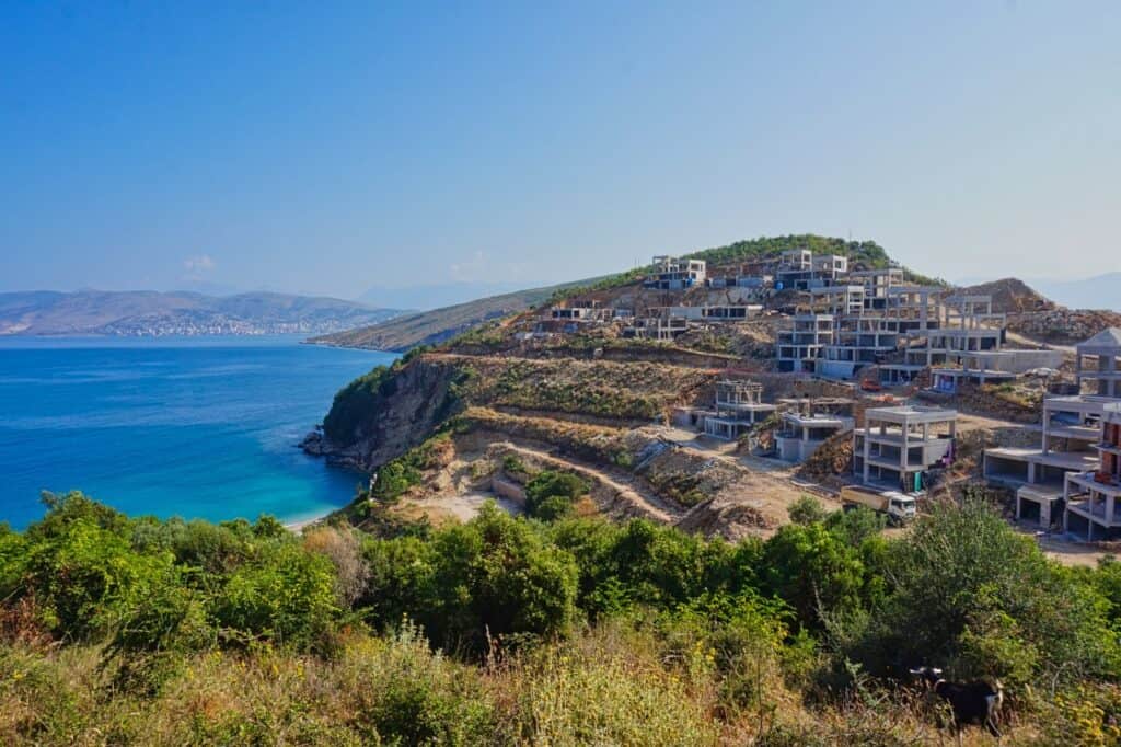 Eine große Baustelle am Hügel des Strandes Plazhi i Monastirit auf der Halbinsel Ksamil