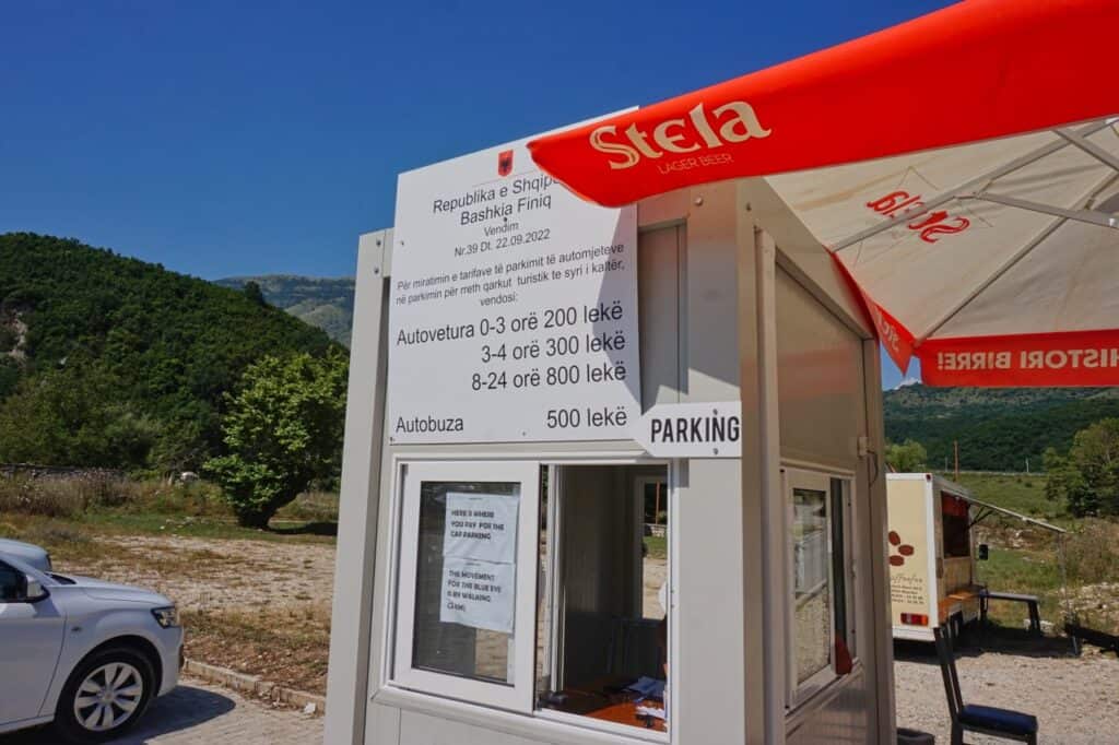 Schild am Parkplatz vom Blue Eye in Albanien mit den Preisen fürs Parken