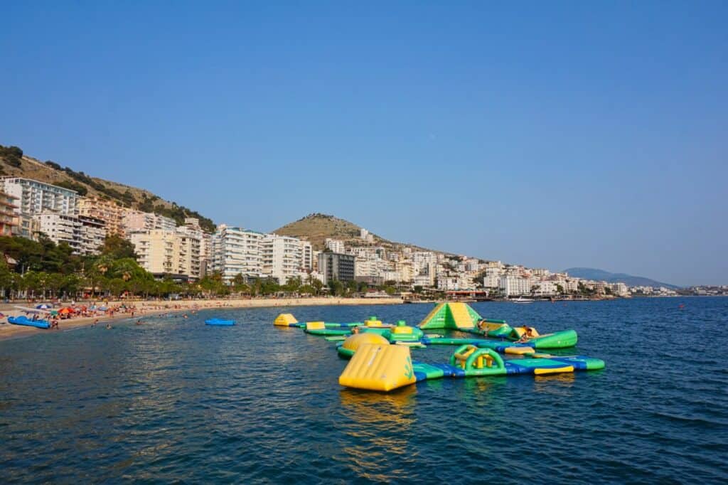 Eine Schwimmplattform für Kinder vor dem Saranda Strand in Albanien