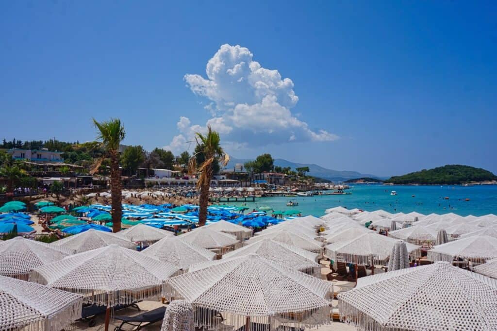 Ein vollgestellter Strand in Ksamil Albanien