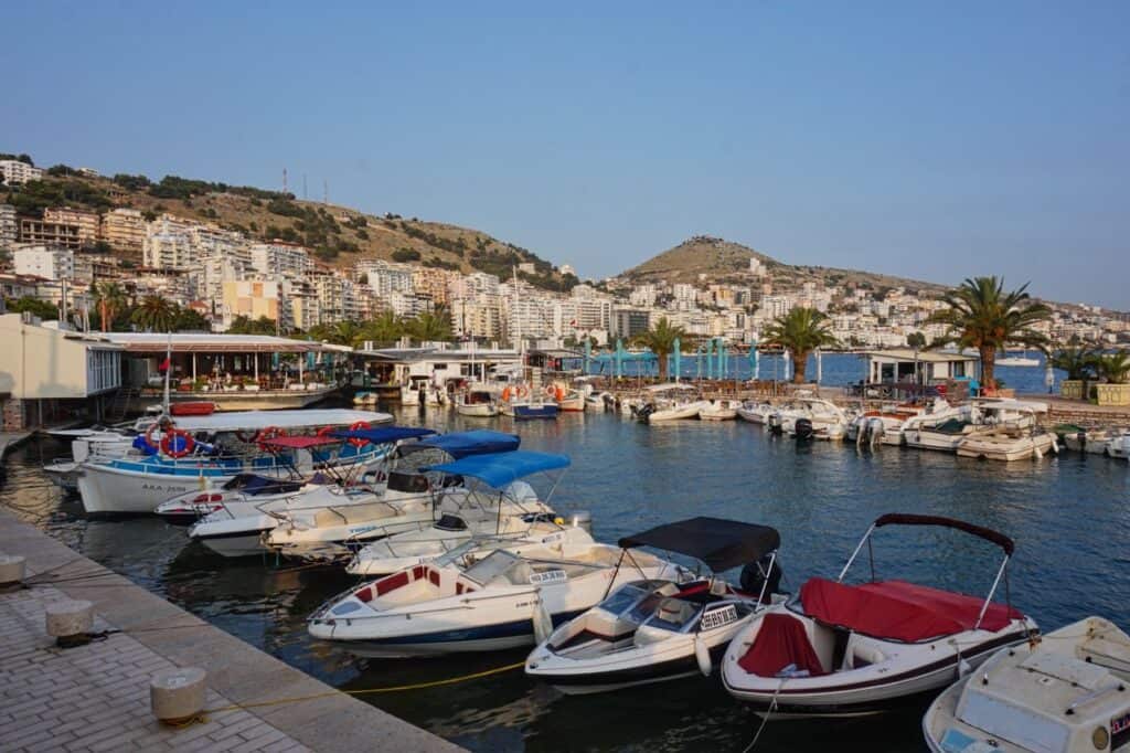 Blick auf den Yachthafen in Saranda mit zahlreichen Booten und dahinter den Bergen