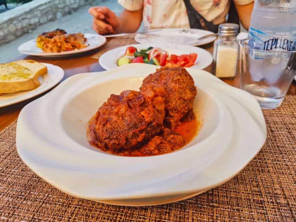 Typisch albanische Fleischbällchen im Restaurant Eni in Berat, Albanien.