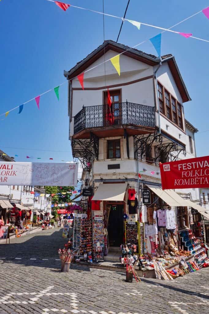 Typisches Haus im alten Basar von Gjirokastra.