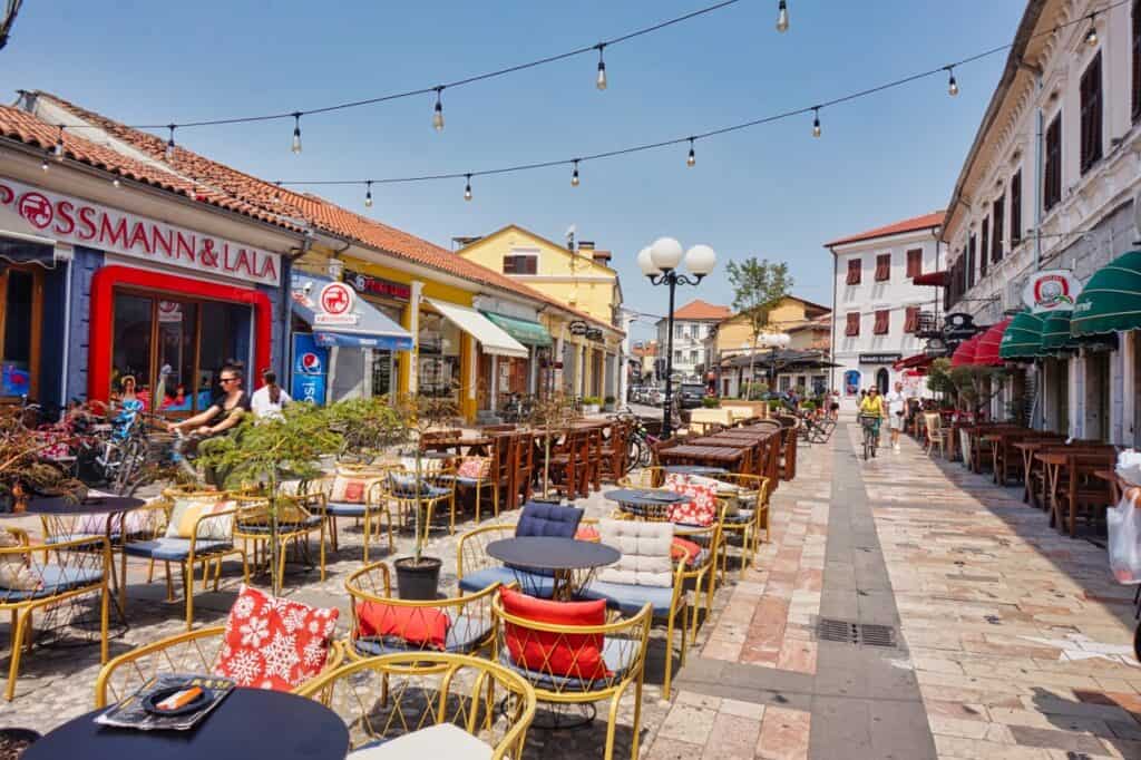 Restaurants in der Fußgängerzone in der Altstadt von Shkodra.