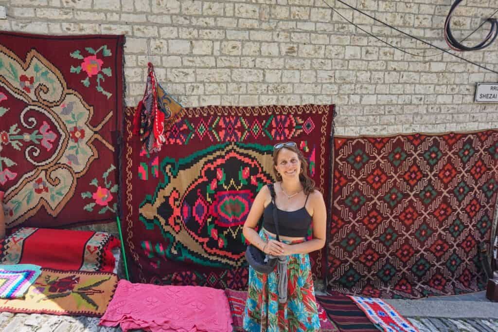 Marie von schönen Teppichen in der Altstadt von Gjirokastra.