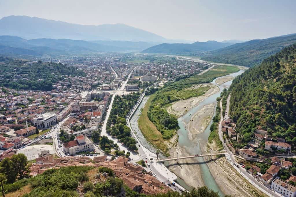 Ausblick von der Burg auf die Altstadt von Berat in Albanien.