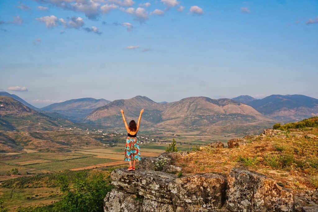 Marie genießt den Ausblick bei der Ruine von Finiq bei Saranda.