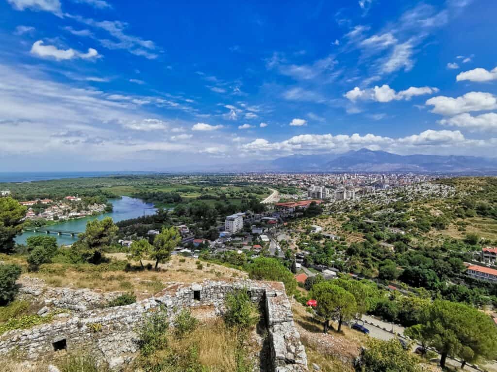 Ausblick von der Rozafa Burg in Shkodra auf die Berge und den See.