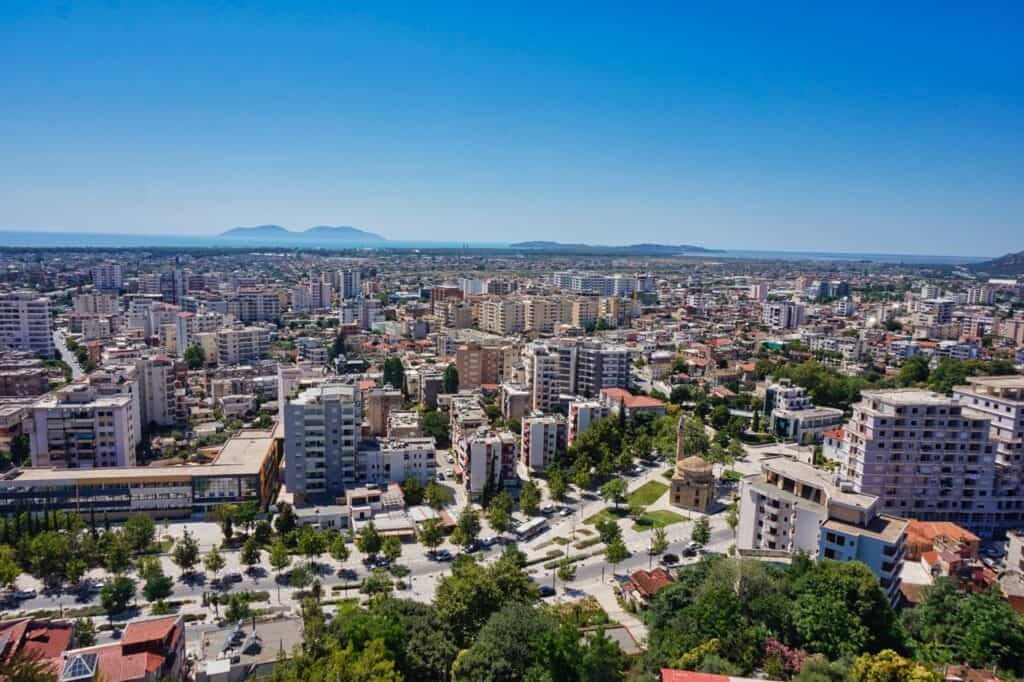 Blick auf die Innenstadt von Vlora von oben.