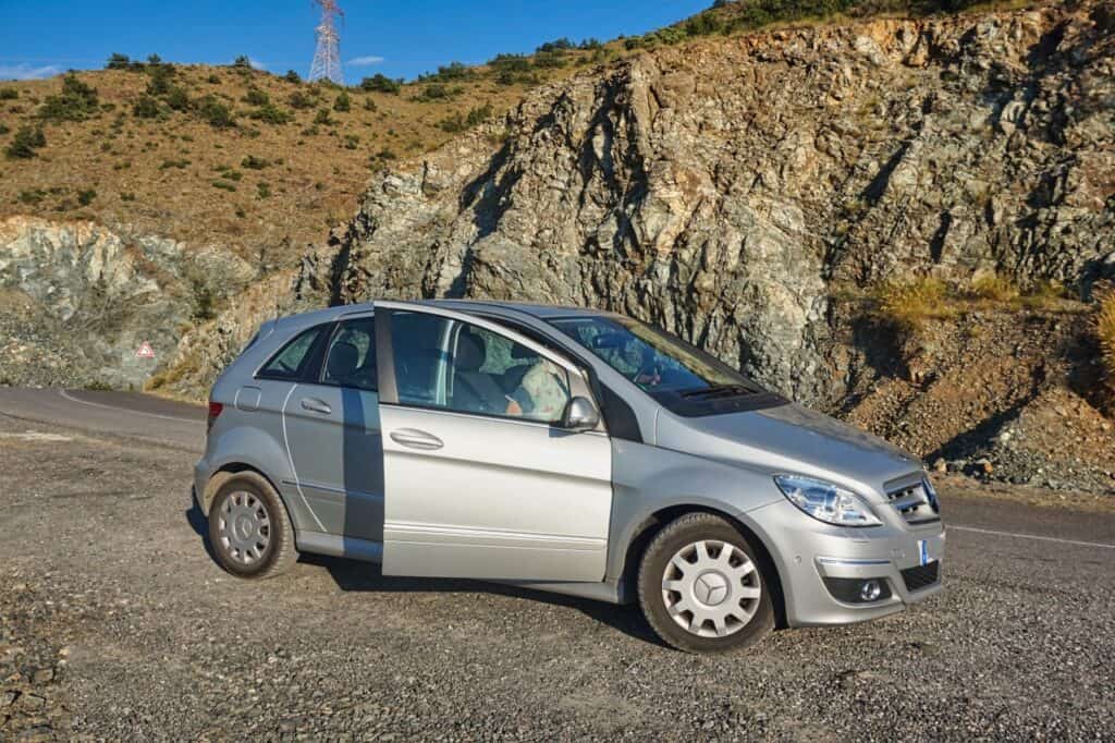 Auto bei der Anreise zum Koman Lake in Albanien.