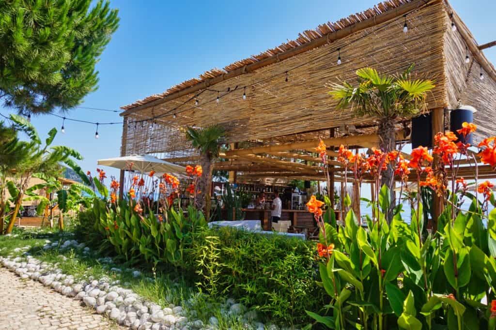 Beach Bar in Dhermi am Strand.