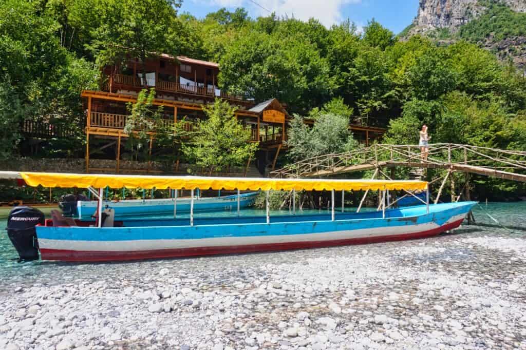 Das Bei Eco Guesthouse ist eine Unterkunft am Strand des Lumi i Shales in Albanien.